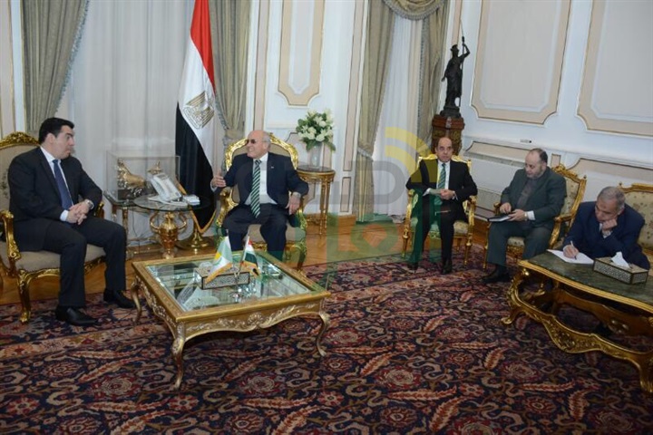 العصار يبحث مع وزير الدفاع القبرصي سبل تعزيز التعاون