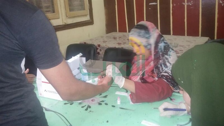 بالصور.. الكشف الطبي على أكثر من 2800 حالة بقرية "إهوه" ببني سويف