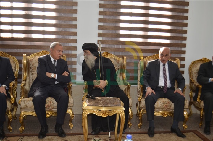 بالصور.. محافظ قنا وقيادات أمنية وتنفيذية وعسكرية يقدمون العزاء في شهداء حادثتي طنطا والإسكندرية