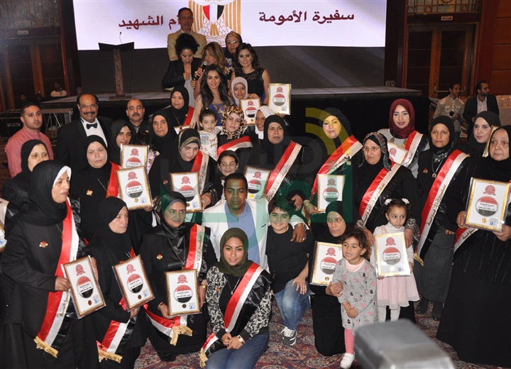 بالصور.. تكريم الفنانات وأمهات الشهداء بمهرجان "فارسات" الدولي بالصور.. تكريم الفنانات وأمهات الشهداء بمهرجان "فارسات" الدولي