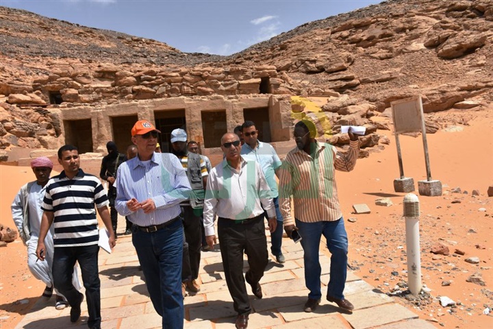 بالصور.. محافظ أسوان يتفقد آثار النوبة القديمة 
