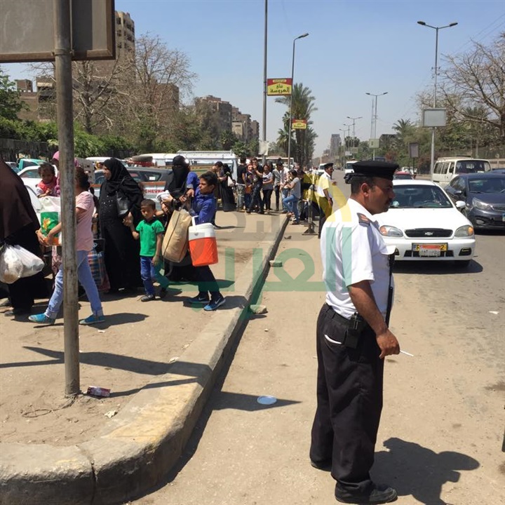 بالصور.. انتشار الخدمات المرورية أمام الحدائق والكنائس بالقاهرة