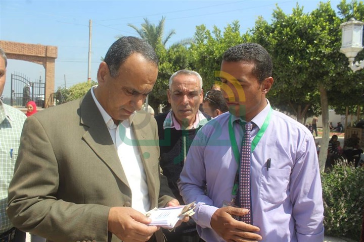 بالصور.. مساعد محافظ كفر الشيخ يشارك المواطنين احتفالاتهم بأعياد الربيع