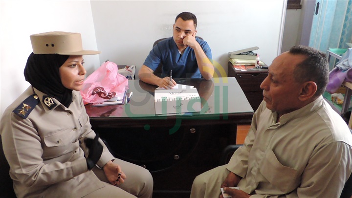 بالصور.. وفد من مديرية أمن القليوبية يزور طفل التعذيب بالخانكة