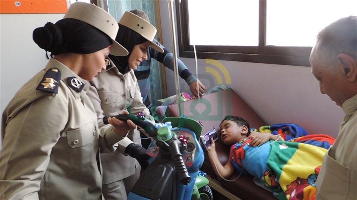 بالصور.. وفد من مديرية أمن القليوبية يزور طفل التعذيب بالخانكة