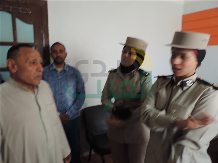 بالصور.. وفد من مديرية أمن القليوبية يزور طفل التعذيب بالخانكة