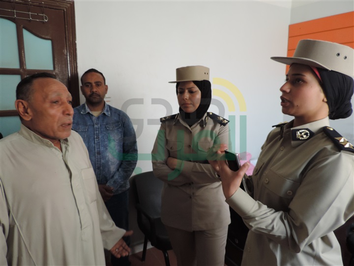 بالصور.. وفد من مديرية أمن القليوبية يزور طفل التعذيب بالخانكة