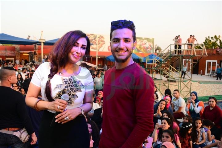 بالصور.. شاهيناز وياسر عدوية وأبواليف يشعلون حفل "بيوت باي" بالصور.. شاهيناز وياسر عدوية وأبواليف يشعلون حفل "بيوت باي"