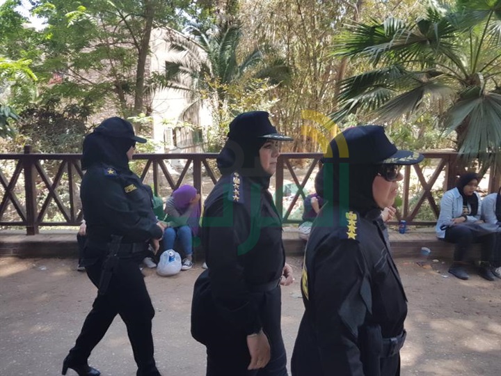 بالصور.. الشرطة النسائية تواصل جولاتها لمواجهة المتحرشين