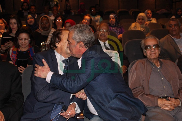 تكريم نجوم الفن في حفل افتتاح "أسبوع السينما الفلسطيني" بالهناجر تكريم نجوم الفن في حفل افتتاح "أسبوع السينما الفلسطيني" بالهناجر