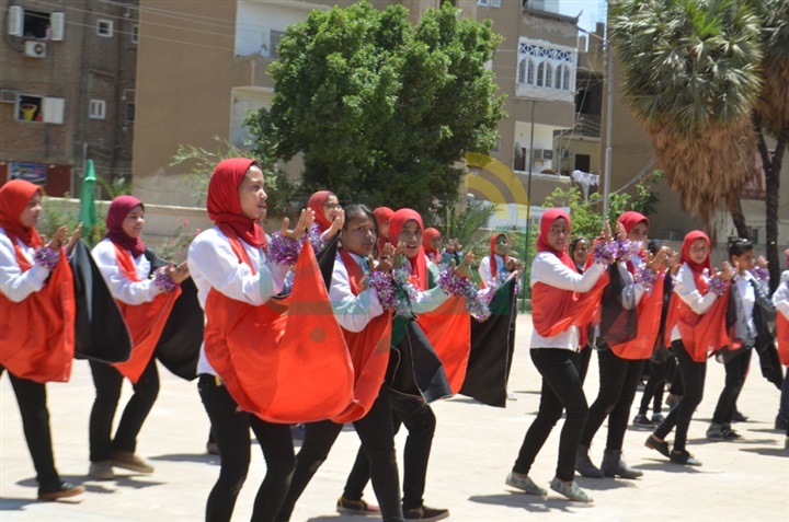 بالصور.. محافظ قنا يفتتح معرض ختام الأنشطة التربوية 