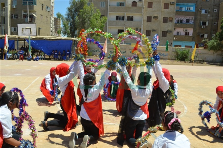 بالصور.. محافظ قنا يفتتح معرض ختام الأنشطة التربوية 