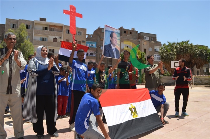 بالصور.. محافظ قنا يفتتح معرض ختام الأنشطة التربوية 