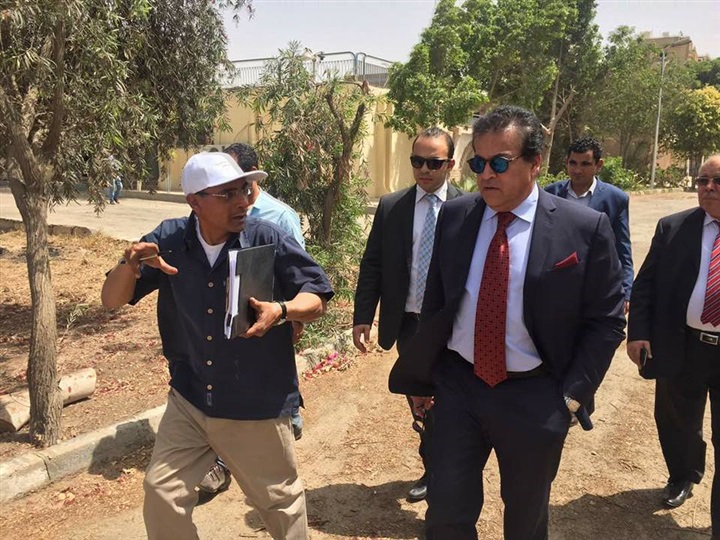 بالصور .. وزير التعليم العالي يتفقد معهد إعداد القادة بحلوان 