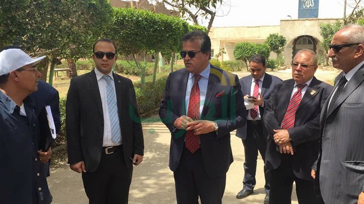 بالصور .. وزير التعليم العالي يتفقد معهد إعداد القادة بحلوان 
