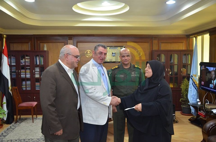 بالصور .. محافظ كفر الشيخ يُسلم "الأمهات المثاليات" منحة رئاسة الجمهورية بـ 100 ألف جنيه