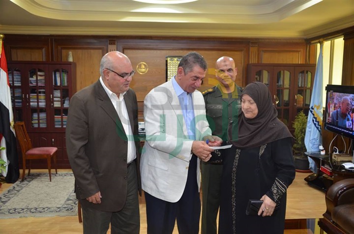 بالصور .. محافظ كفر الشيخ يُسلم "الأمهات المثاليات" منحة رئاسة الجمهورية بـ 100 ألف جنيه