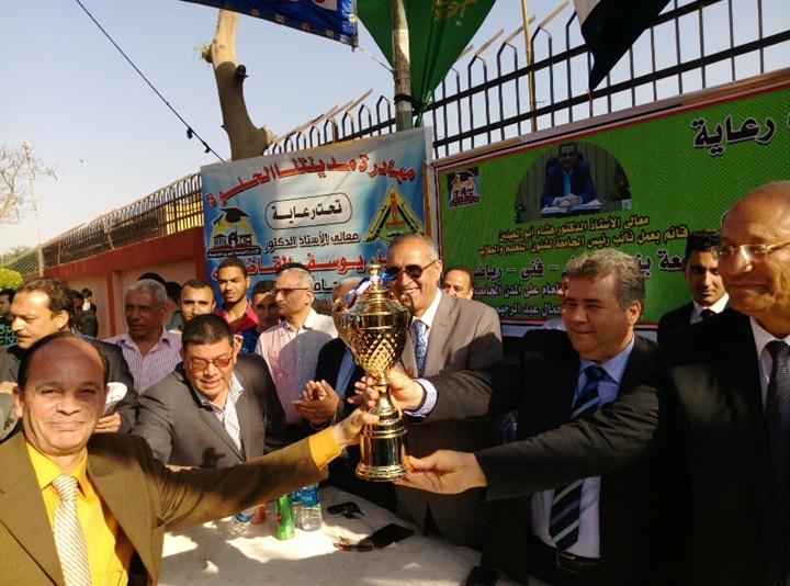 بالصور .. القاضي يكرم الطلاب الفائزين في الأنشطة الطلابية