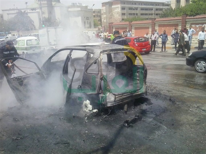 بالصور.. تفحم سيارة يتسبب في كثافات مرورية بمدينة نصر