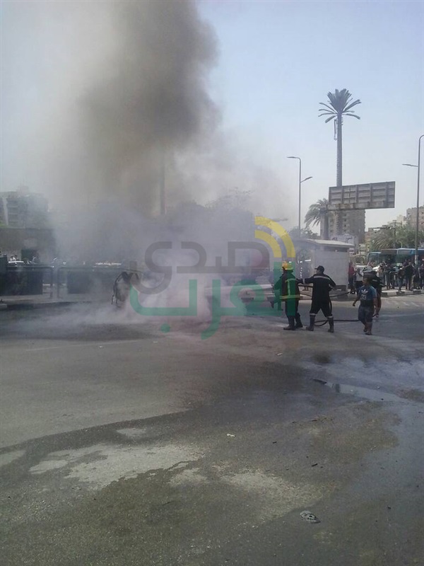 بالصور.. تفحم سيارة يتسبب في كثافات مرورية بمدينة نصر