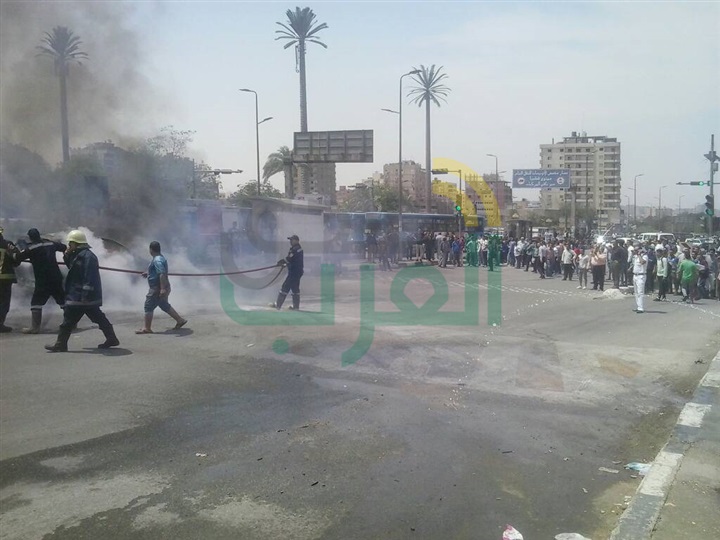 بالصور.. تفحم سيارة يتسبب في كثافات مرورية بمدينة نصر