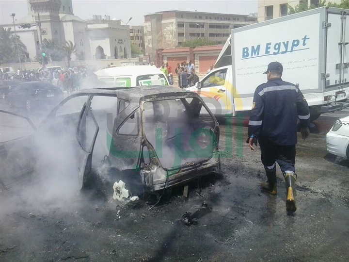 بالصور.. تفحم سيارة يتسبب في كثافات مرورية بمدينة نصر
