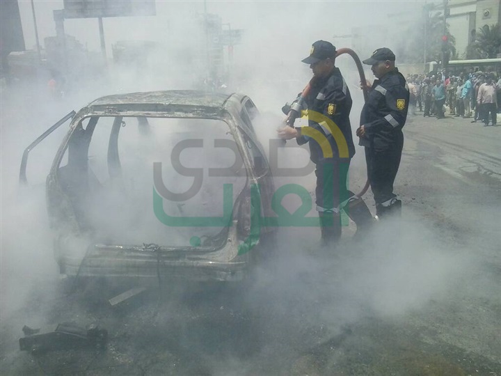 بالصور.. تفحم سيارة يتسبب في كثافات مرورية بمدينة نصر