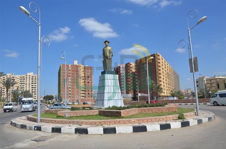 بالصور.. إعادة تركيب تمثال "زويل" بعد ترميمه بكفر الشيخ