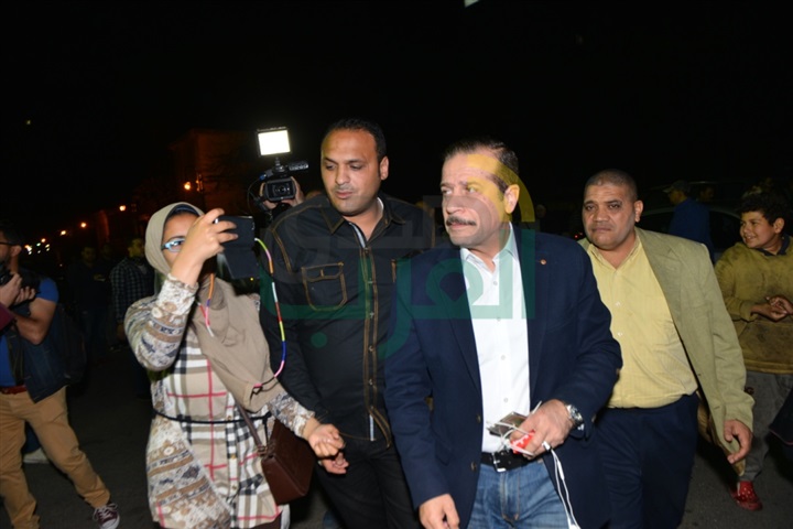 بالصور.. الفنانين في عزاء والدة عمرو وشريف عرفة