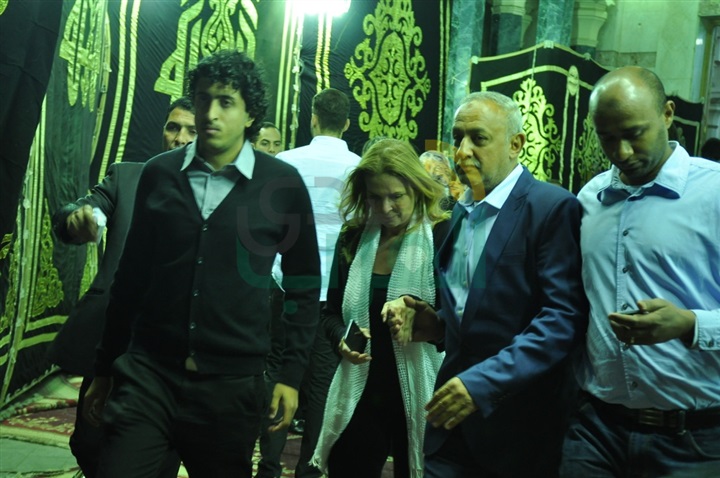وصول أحمد السقا وأشرف زكى عزاء والدة عمرو وشريف عرفه