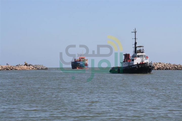 بالصور.. وصول سفينة تجارية محملة بـ3 محولات لمحطة كهرباء البرلس