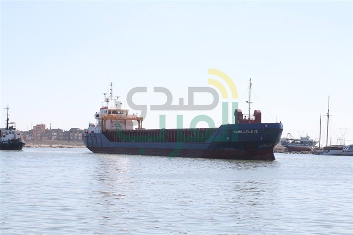 بالصور.. وصول سفينة تجارية محملة بـ3 محولات لمحطة كهرباء البرلس