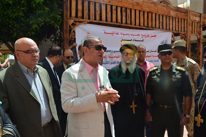بالفيديو والصور .. محافظ كفرالشيخ يوزع اللحوم والمنتجات الغذائية بكنيسة العذراء مريم 