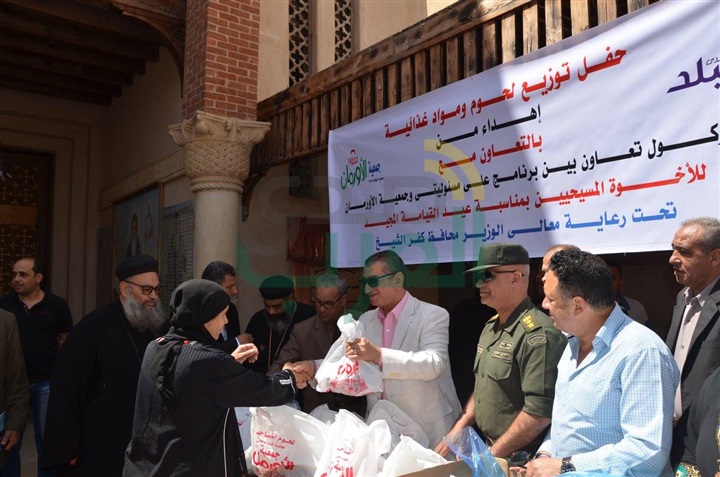 بالفيديو والصور .. محافظ كفرالشيخ يوزع اللحوم والمنتجات الغذائية بكنيسة العذراء مريم 