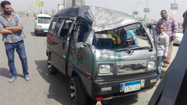 بالصور.. إصابة 4 أشخاص في انقلاب سيارة أعلى كوبري "الهايكستب"