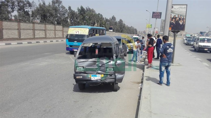 بالصور.. إصابة 4 أشخاص في انقلاب سيارة أعلى كوبري "الهايكستب"