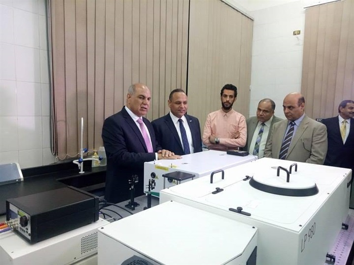 بالصور.. رئيس أكاديمية البحث العلمي يفتتح معمل النانو فوتونات بجامعة كفر الشيخ