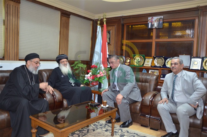 بالصور.. محافظ كفر الشيخ وأسقف عام طنطا يبحثان تفعيل توصيات بيت العائلة