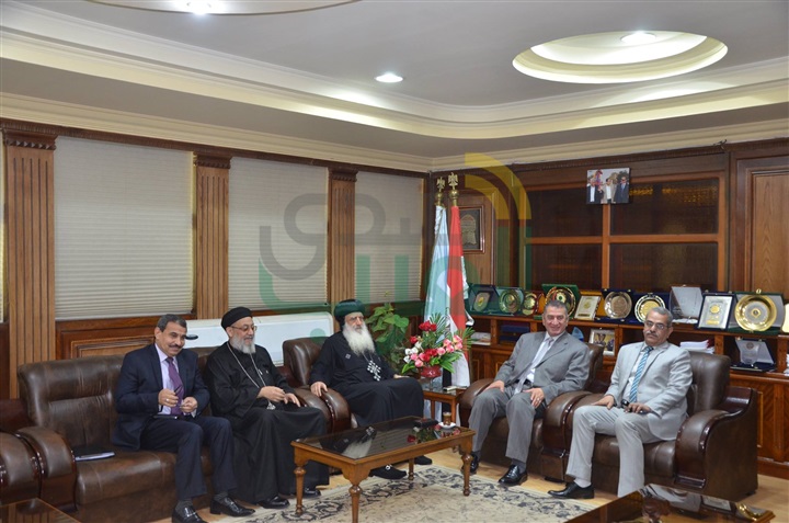 بالصور.. محافظ كفر الشيخ وأسقف عام طنطا يبحثان تفعيل توصيات بيت العائلة