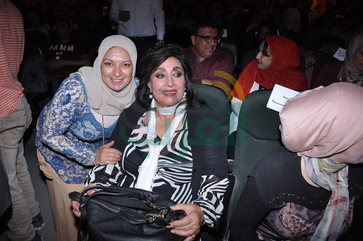 بالصور .. بكاء وفرحه أثناء إعلان الجوائز فى ختام مهرجان المسرح العربى بالصور .. بكاء وفرحه أثناء إعلان الجوائز فى ختام مهرجان المسرح العربى