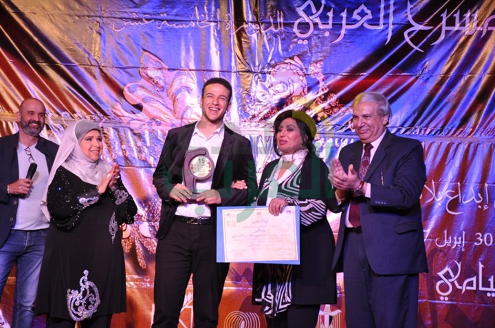 بالصور .. بكاء وفرحه أثناء إعلان الجوائز فى ختام مهرجان المسرح العربى بالصور .. بكاء وفرحه أثناء إعلان الجوائز فى ختام مهرجان المسرح العربى