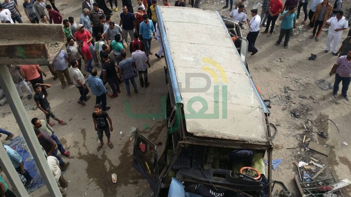 بالصور.. سقوط أتوبيس رحلات من أعلى الدائري وإصابة 6