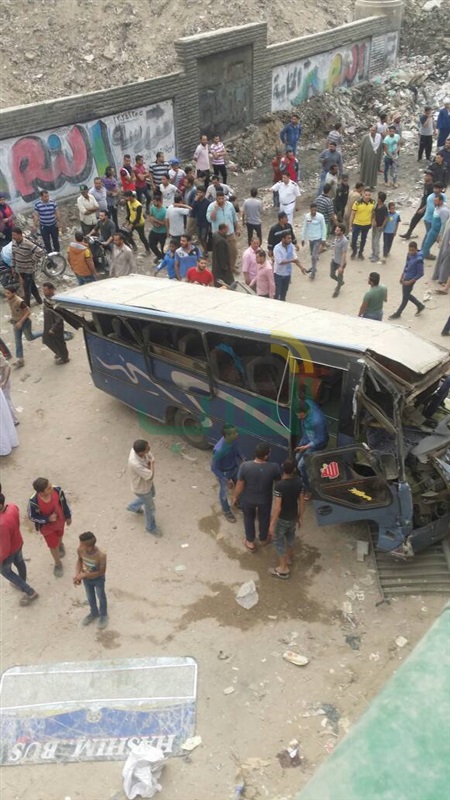 بالصور.. سقوط أتوبيس رحلات من أعلى الدائري وإصابة 6