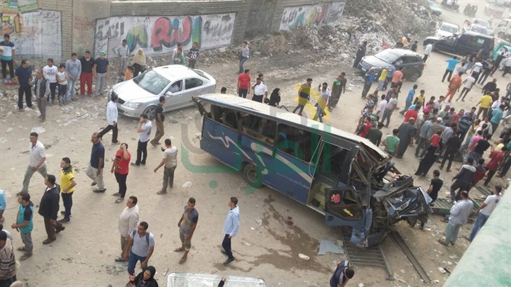 بالصور.. سقوط أتوبيس رحلات من أعلى الدائري وإصابة 6