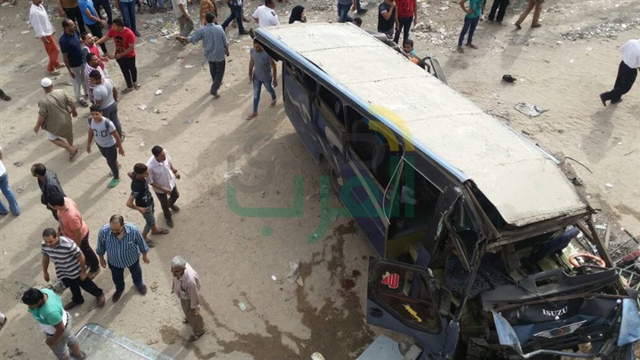 بالصور.. سقوط أتوبيس رحلات من أعلى الدائري وإصابة 6