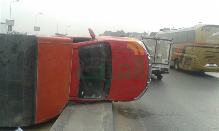 بالصور.. إصابة سائق في انقلاب سيارة نقل بالحرفيين