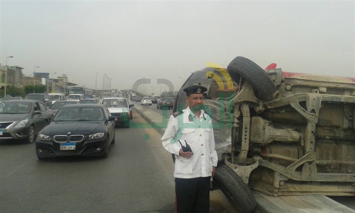 بالصور.. إصابة سائق في انقلاب سيارة نقل بالحرفيين