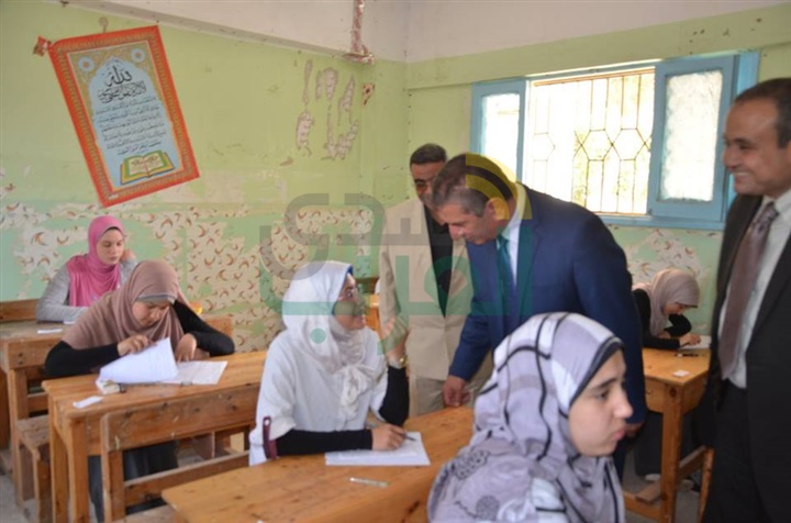 بالصور.. محافظ كفر الشيخ يتفقد أعمال امتحانات نهاية العام لصفوف النقل