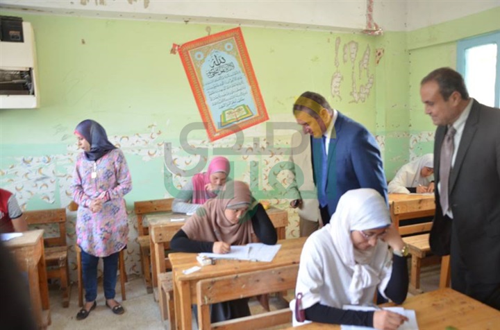 بالصور.. محافظ كفر الشيخ يتفقد أعمال امتحانات نهاية العام لصفوف النقل