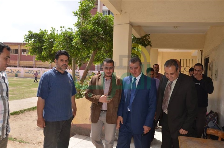 بالصور.. محافظ كفر الشيخ يتفقد أعمال امتحانات نهاية العام لصفوف النقل